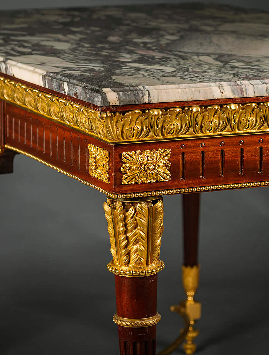 Столик из красного дерева с позолоченными бронзовыми элементами в классическом стиле