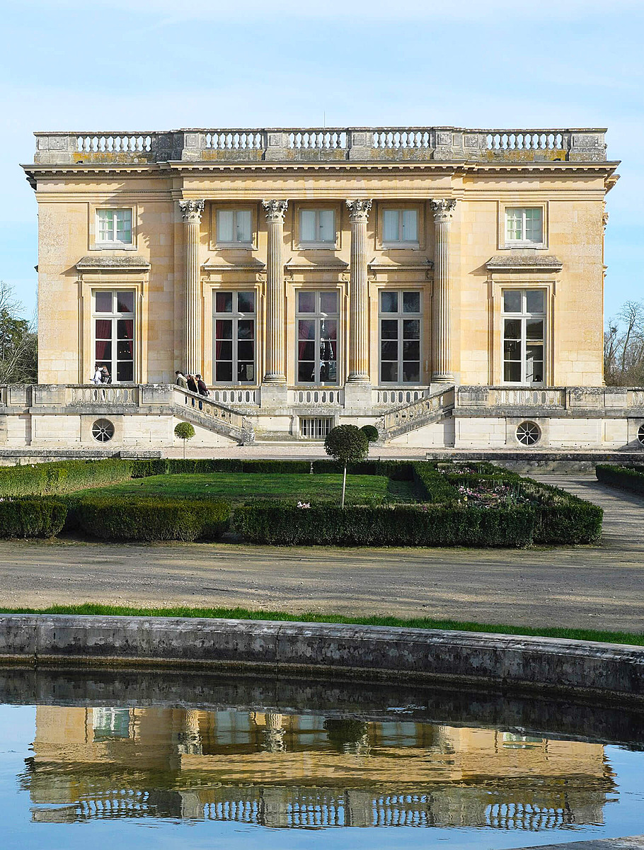 Дворец Малый Трианон в парке Версаля