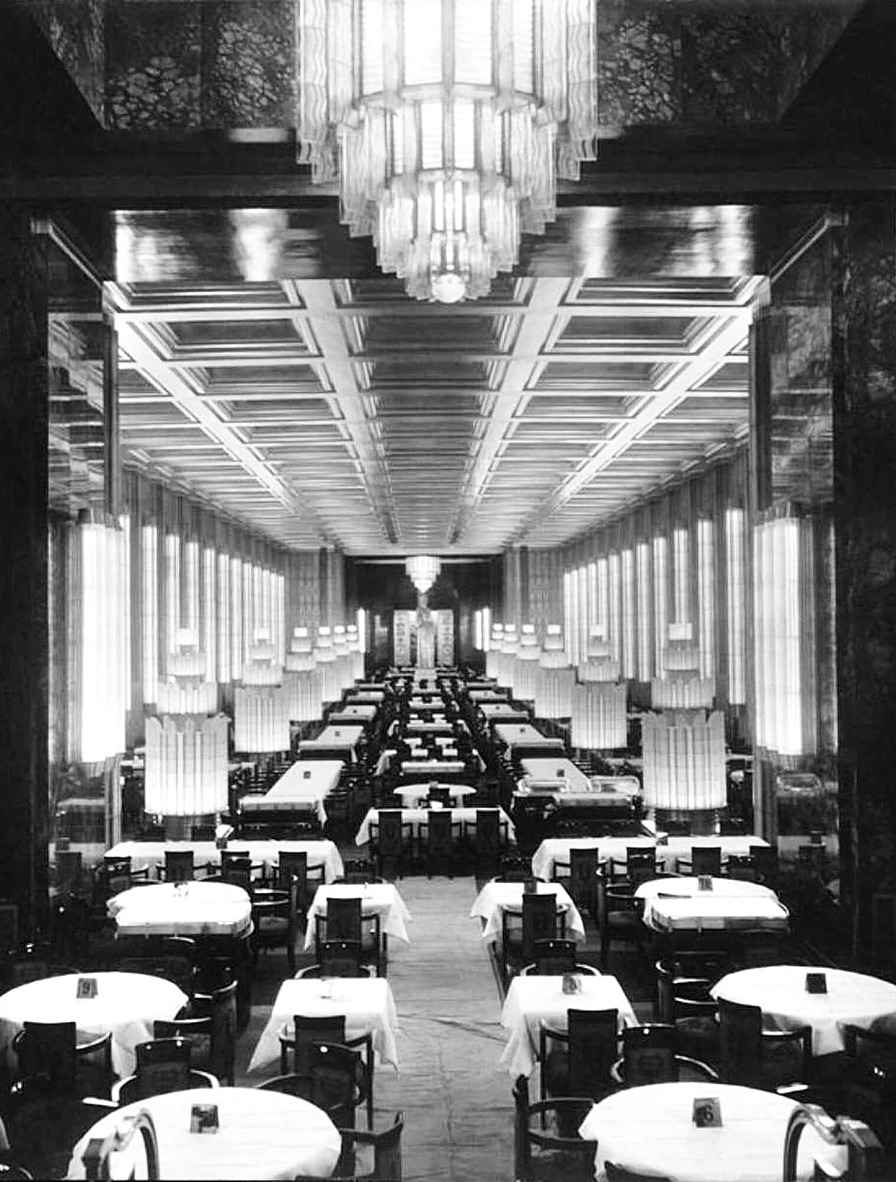 Обеденный зал в «Нормандии»