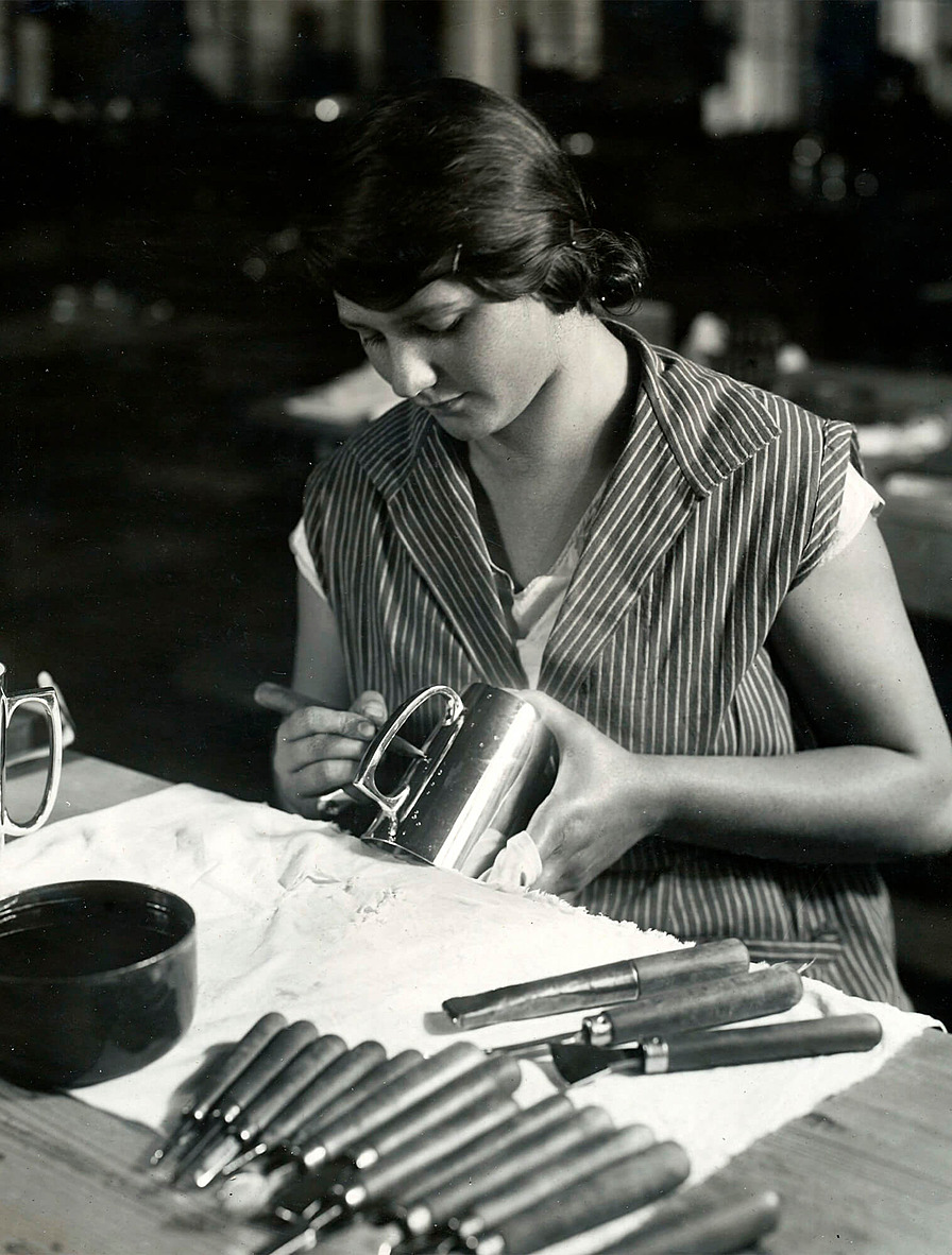 Работница в цеху завода 1935 г.