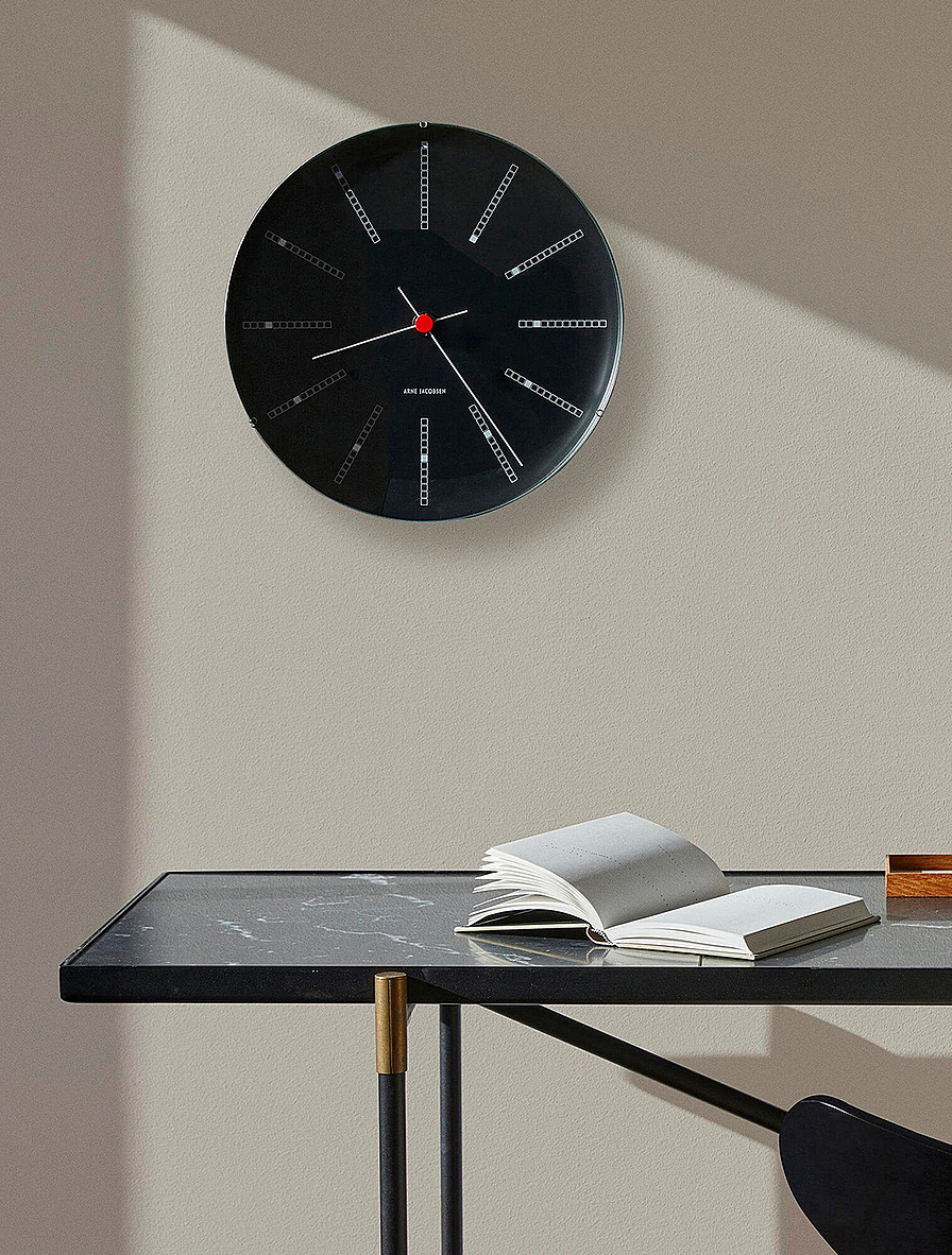 Настенные часы Bankers от Arne Jacobsen