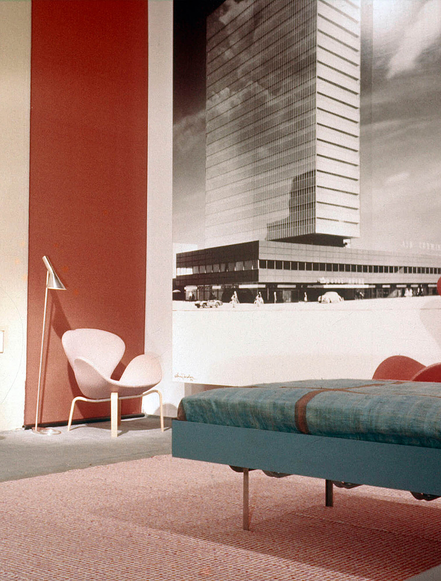 Номер отеля с креслом Swan от Arne Jacobsen