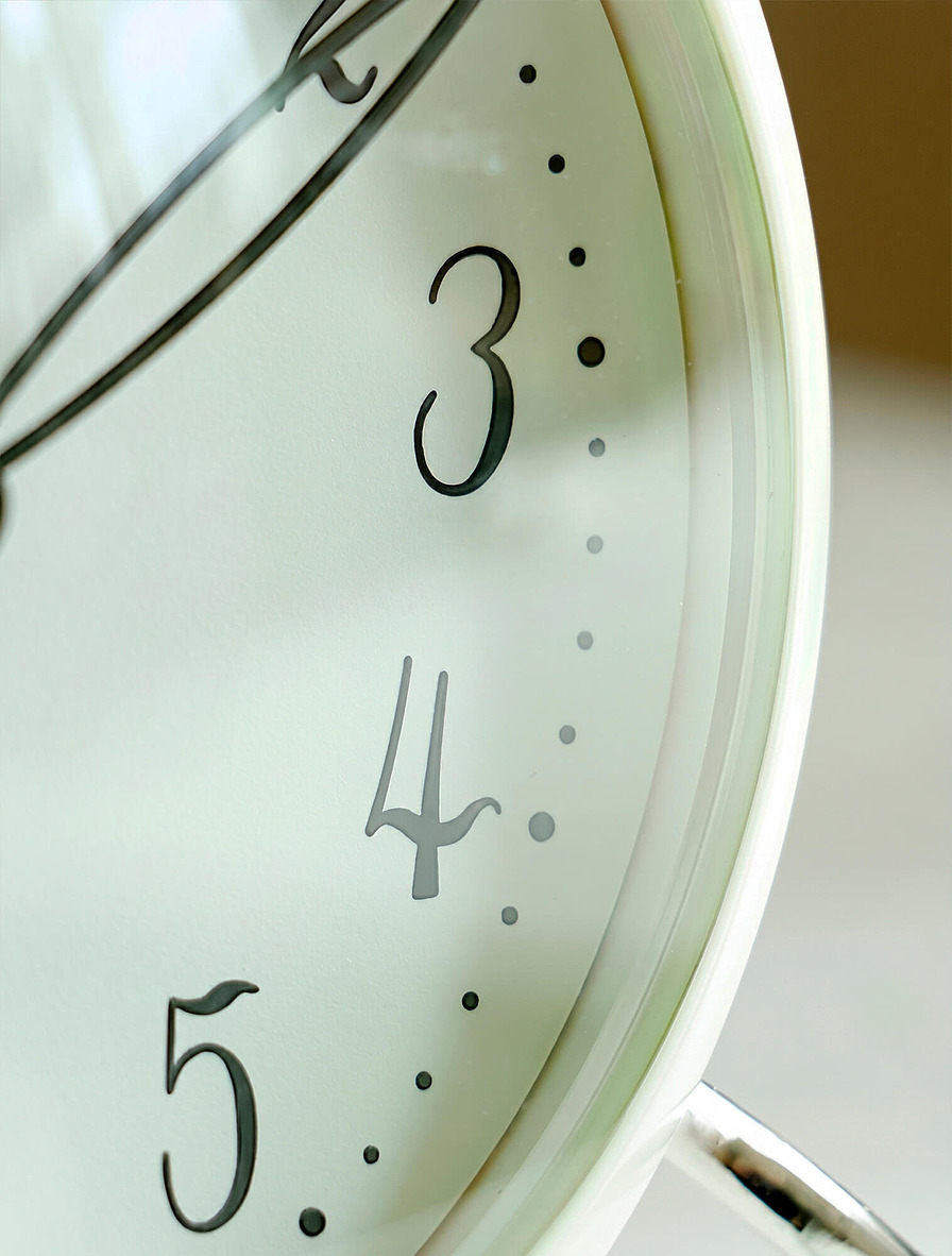Настольные часы LK от Arne Jacobsen