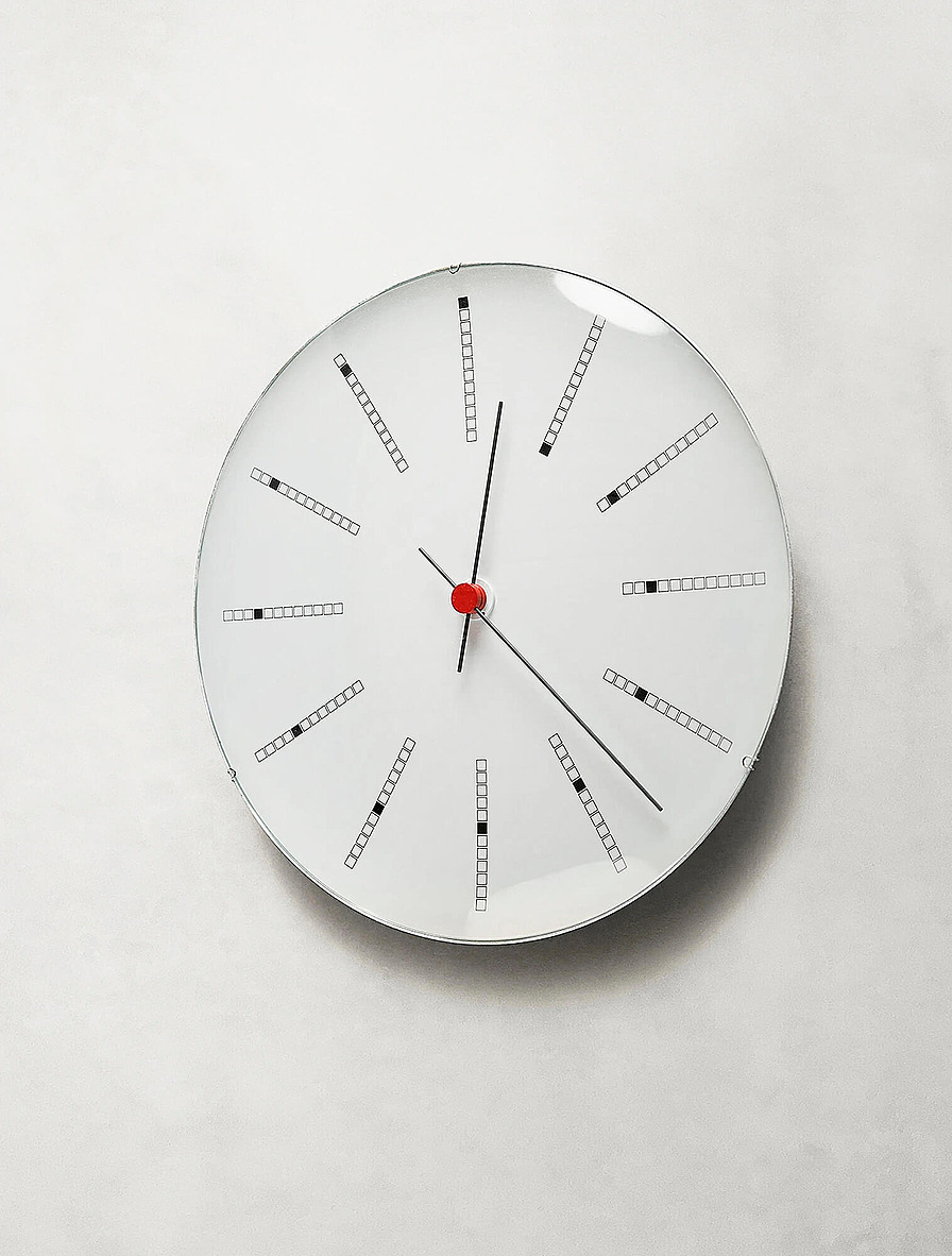 Настенные часы Bankers от Arne Jacobsen