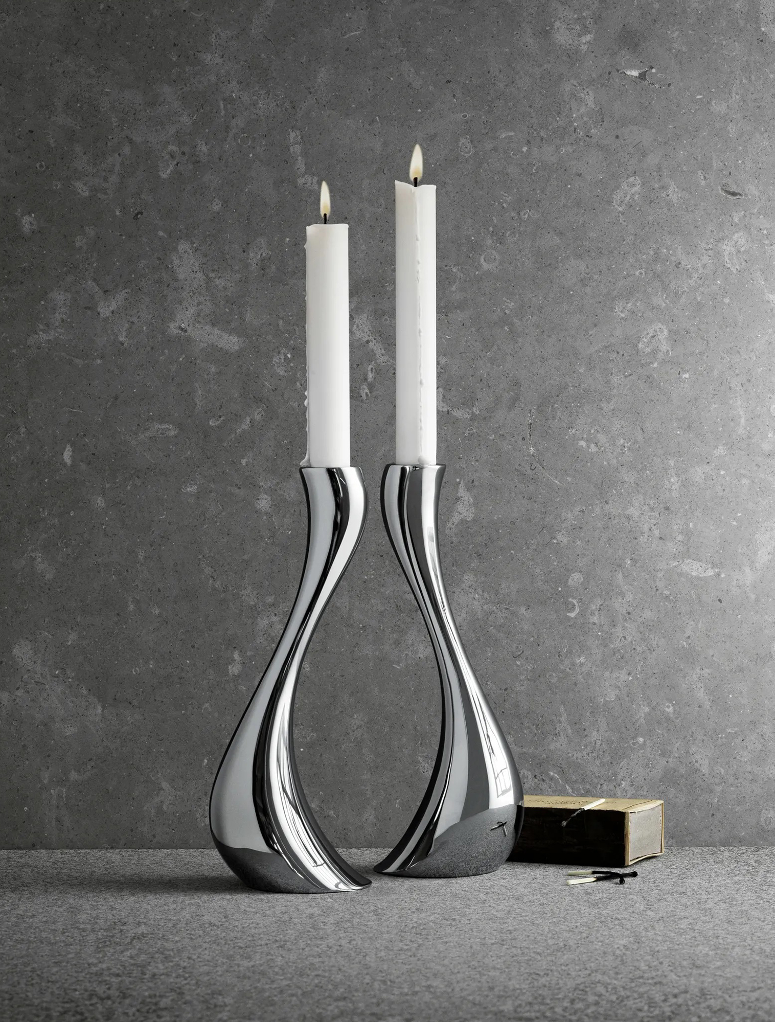 Набор из 2 подсвечников Cobra, 24 см от Georg Jensen