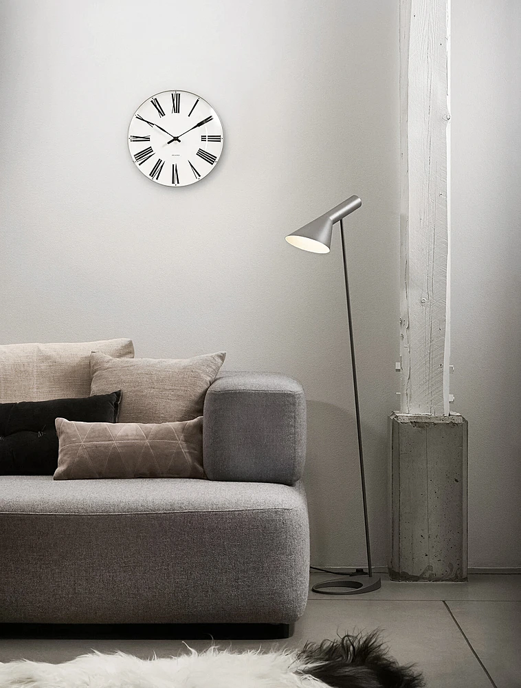 Настенные часы Roman, 29 см от Arne Jacobsen