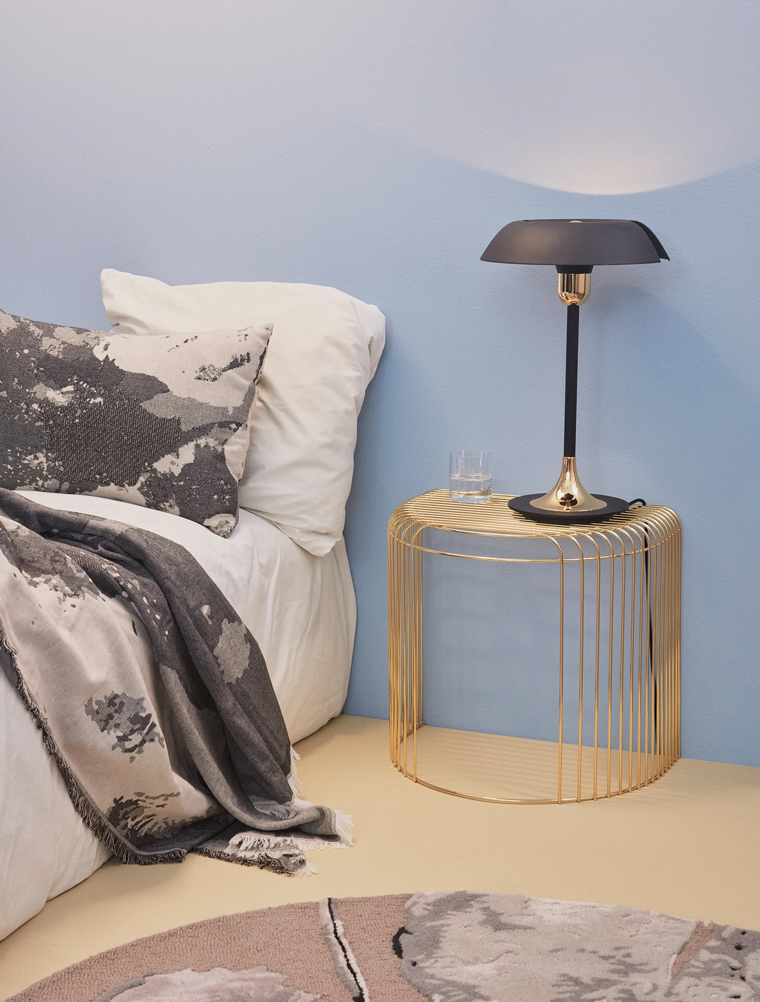 Журнальный столик с подносом Curva, 34x48x49 см