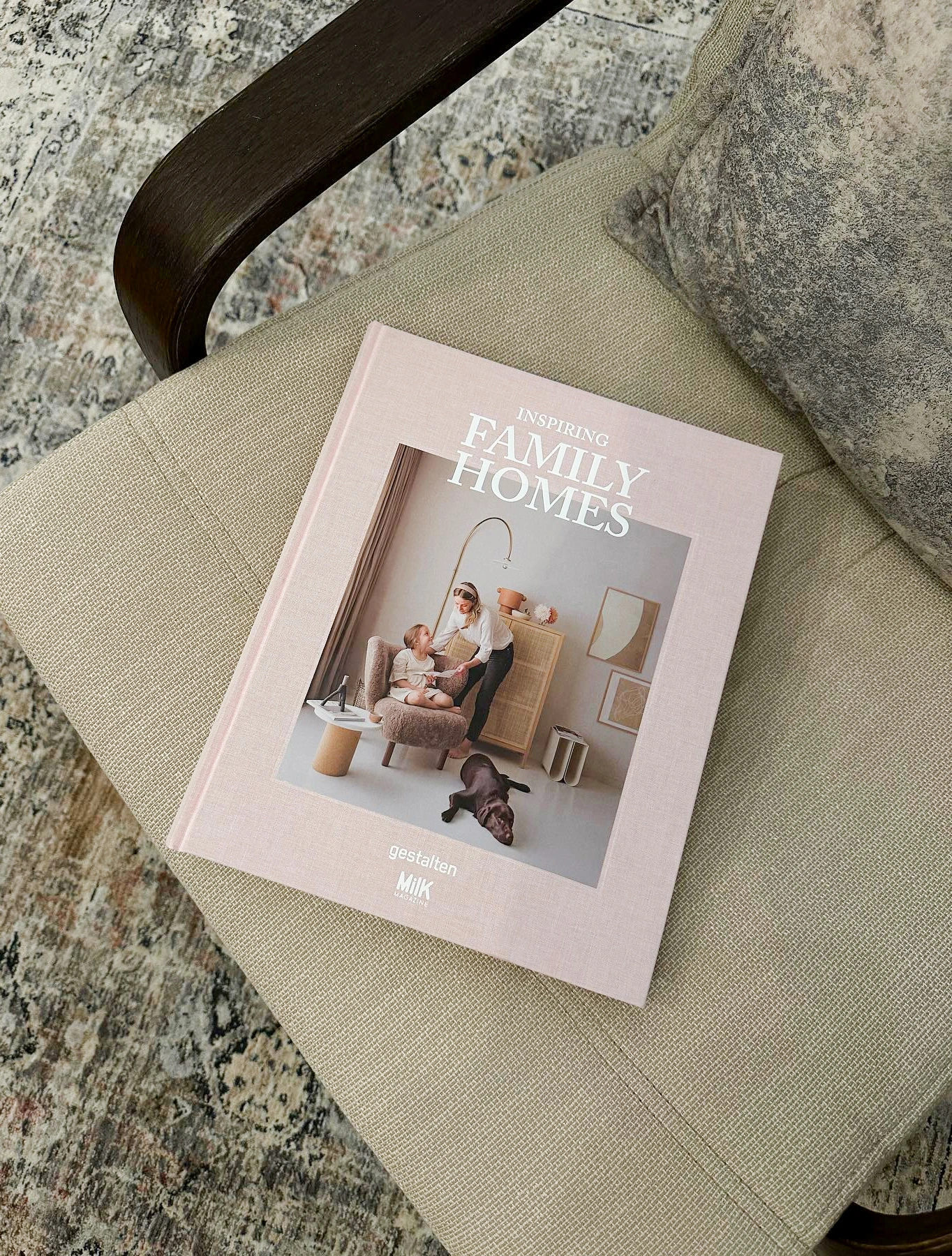 Книга Inspiring Family Homes, 24x30 см