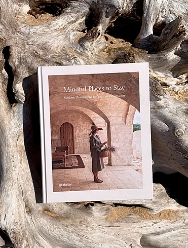 Книга Mindful Places to Stay, 21x26 см