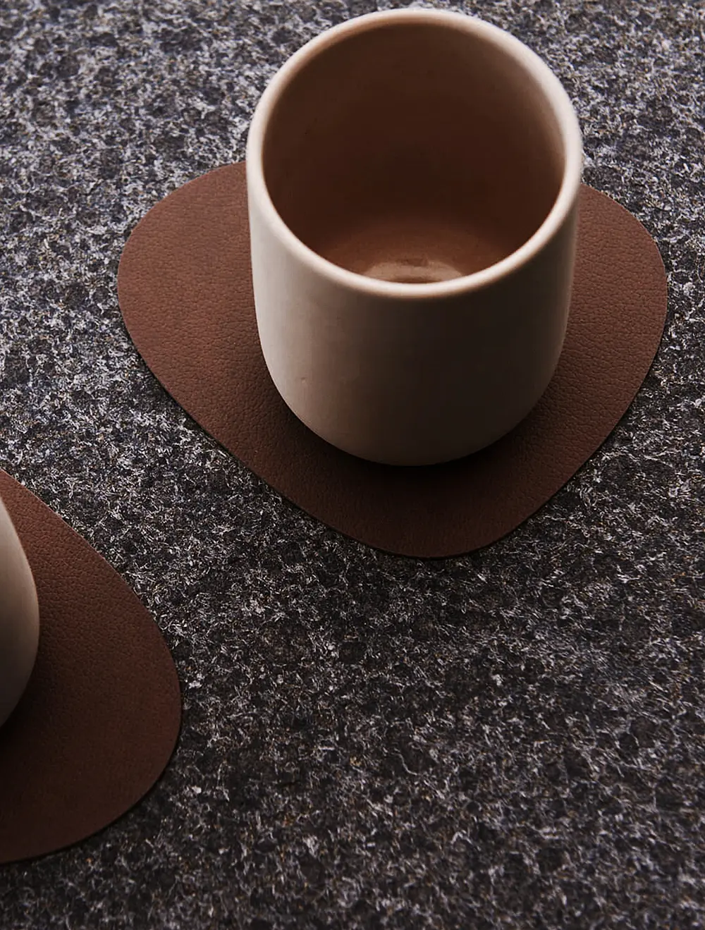 Подставка под стаканы и кружки Curve Dark Brown, 11x13 см