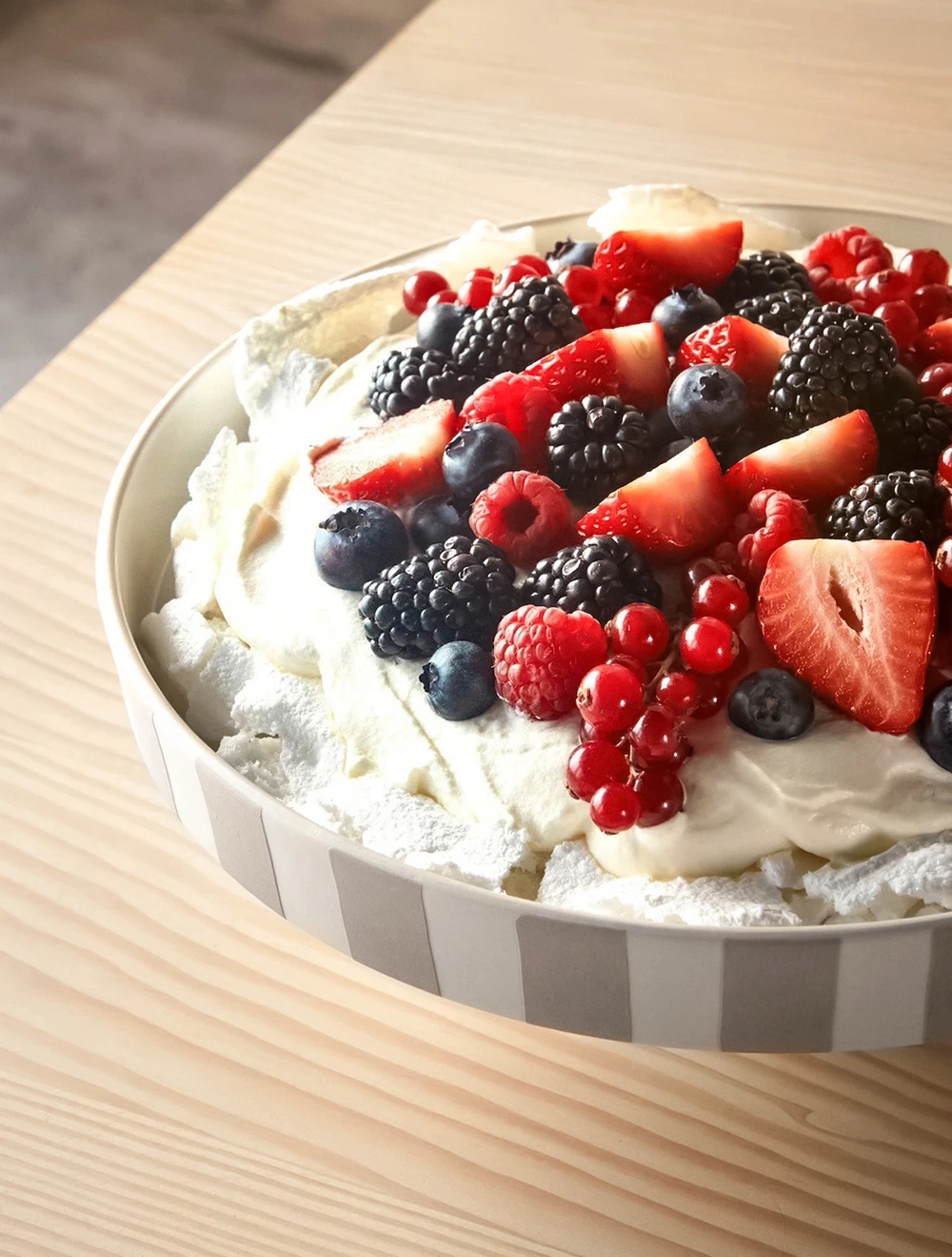 Тортовница на ножке Toppu, 27 см