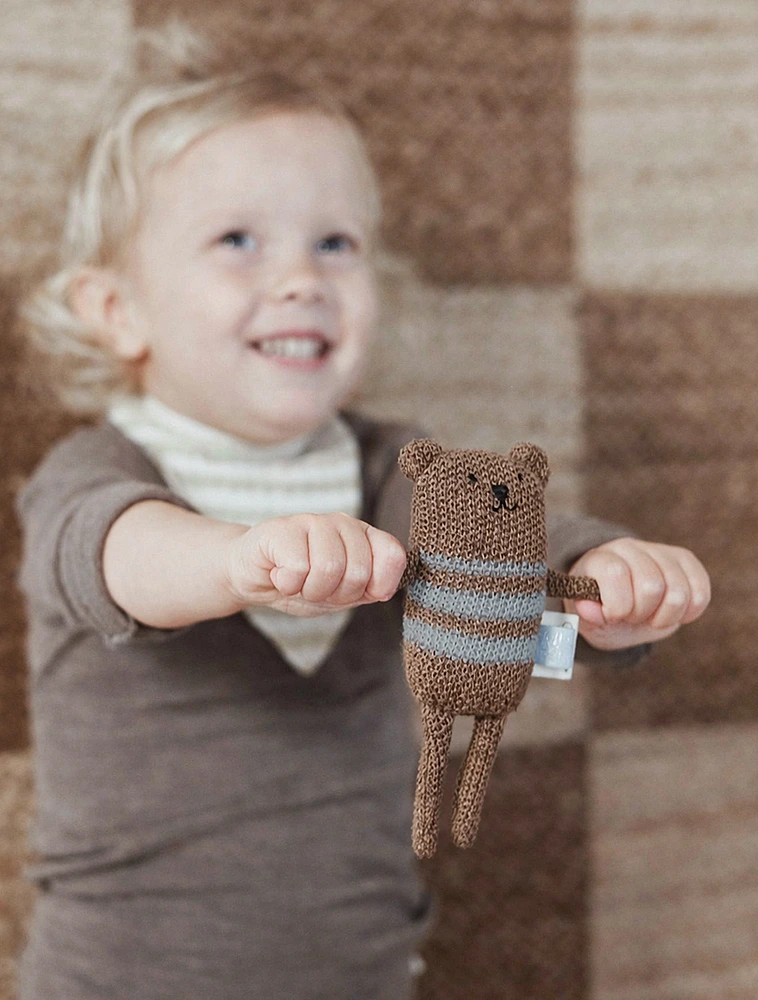 Мягкая игрушка-погремушка Bella Bear, 16 см от OYOY Living Design