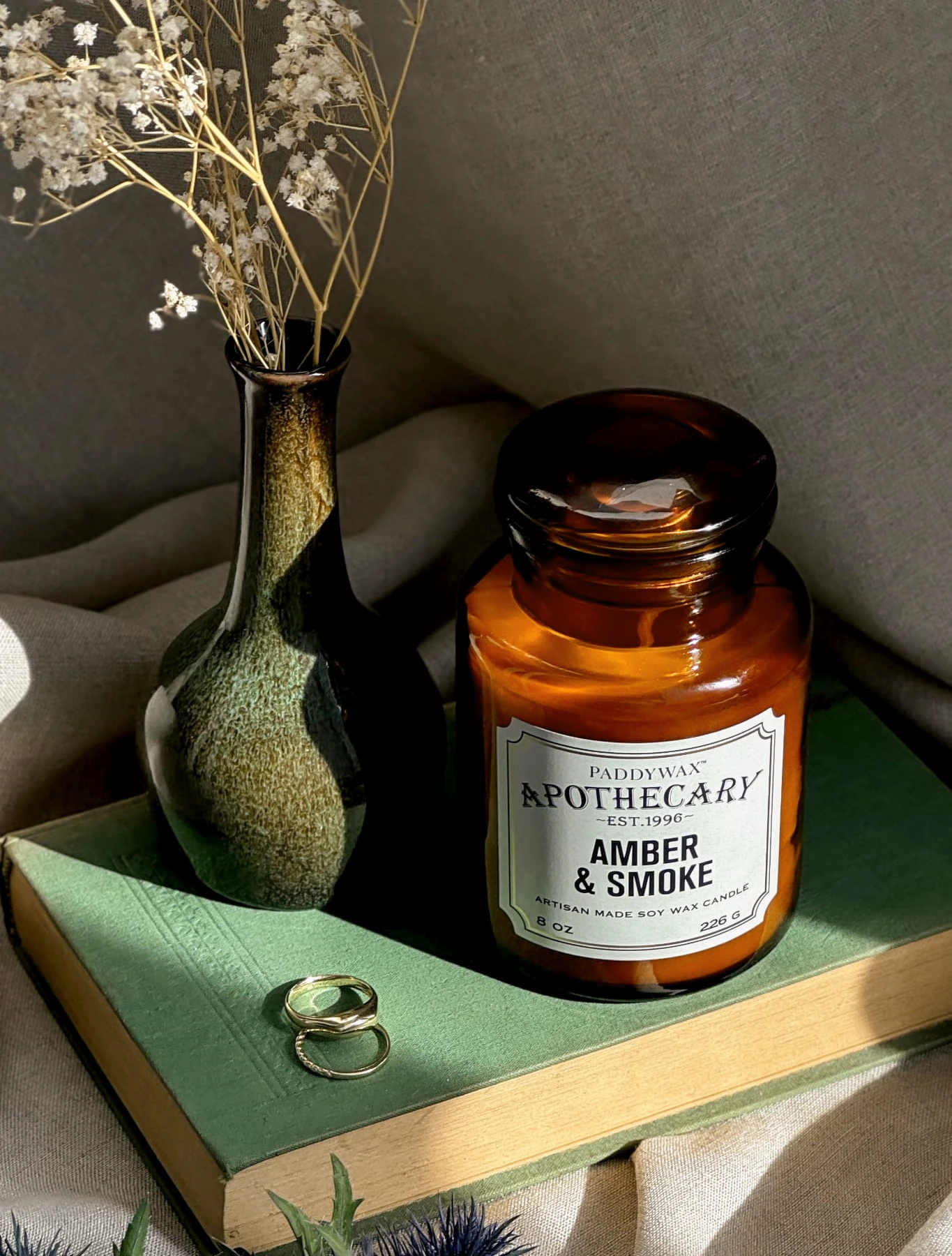 Ароматическая свеча Apothecary Amber & Smoke, 12,5 см